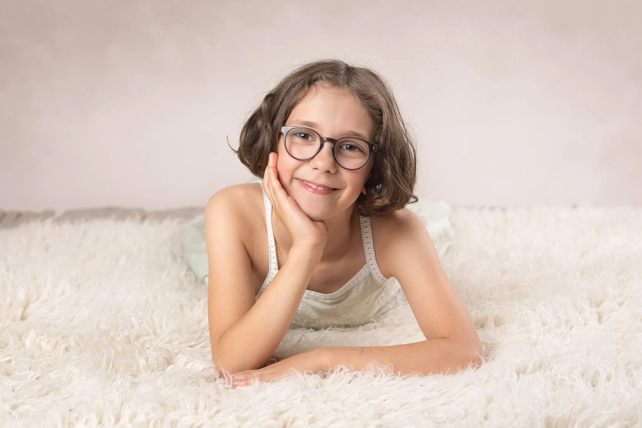 En flicka ligger på fällen med ansiktet i händerna. En flicka ligger på fällen med ansiktet i händerna.