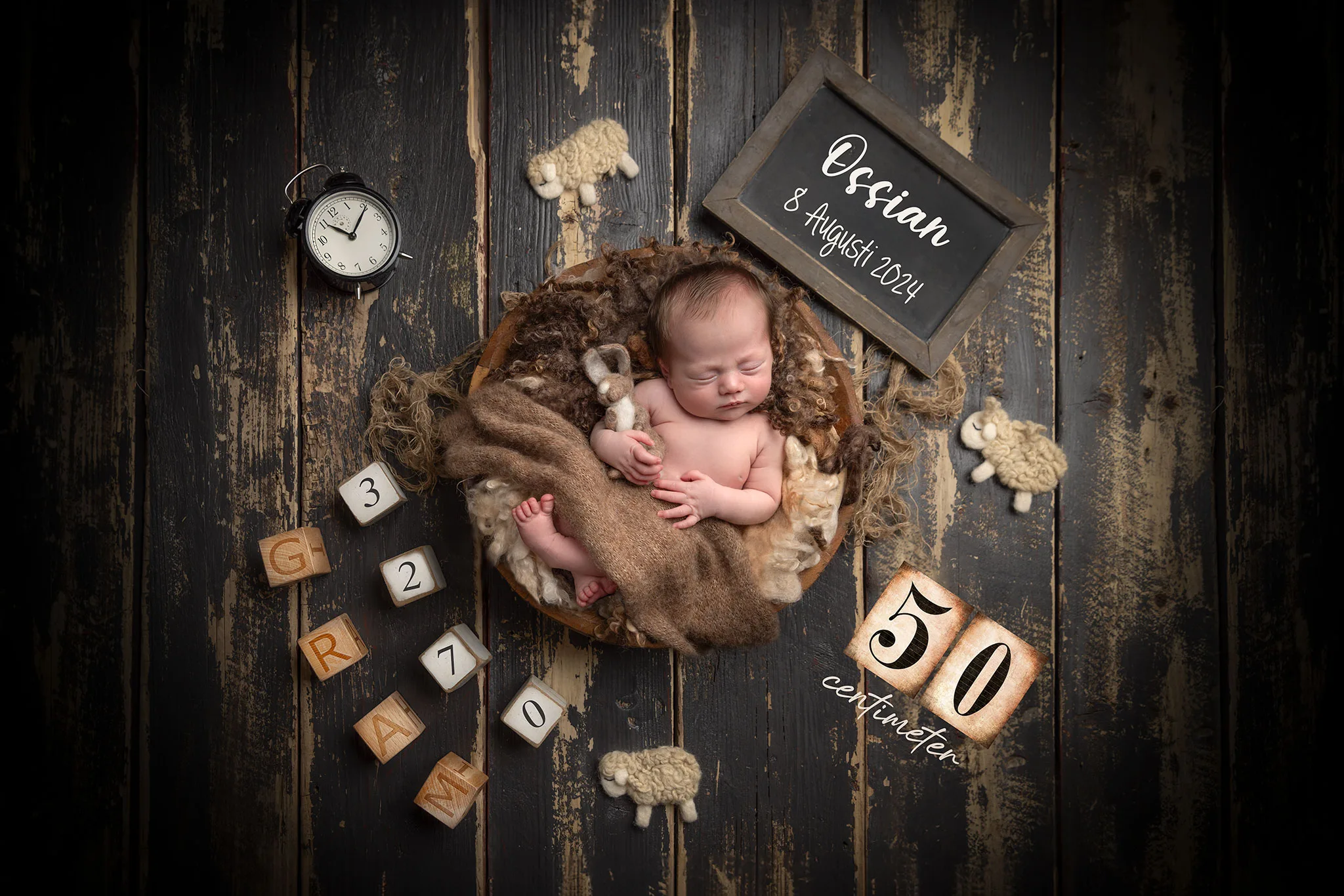 nyfoddfotograferinglund_newborn nyföddfotografering med personlig födelsetavla