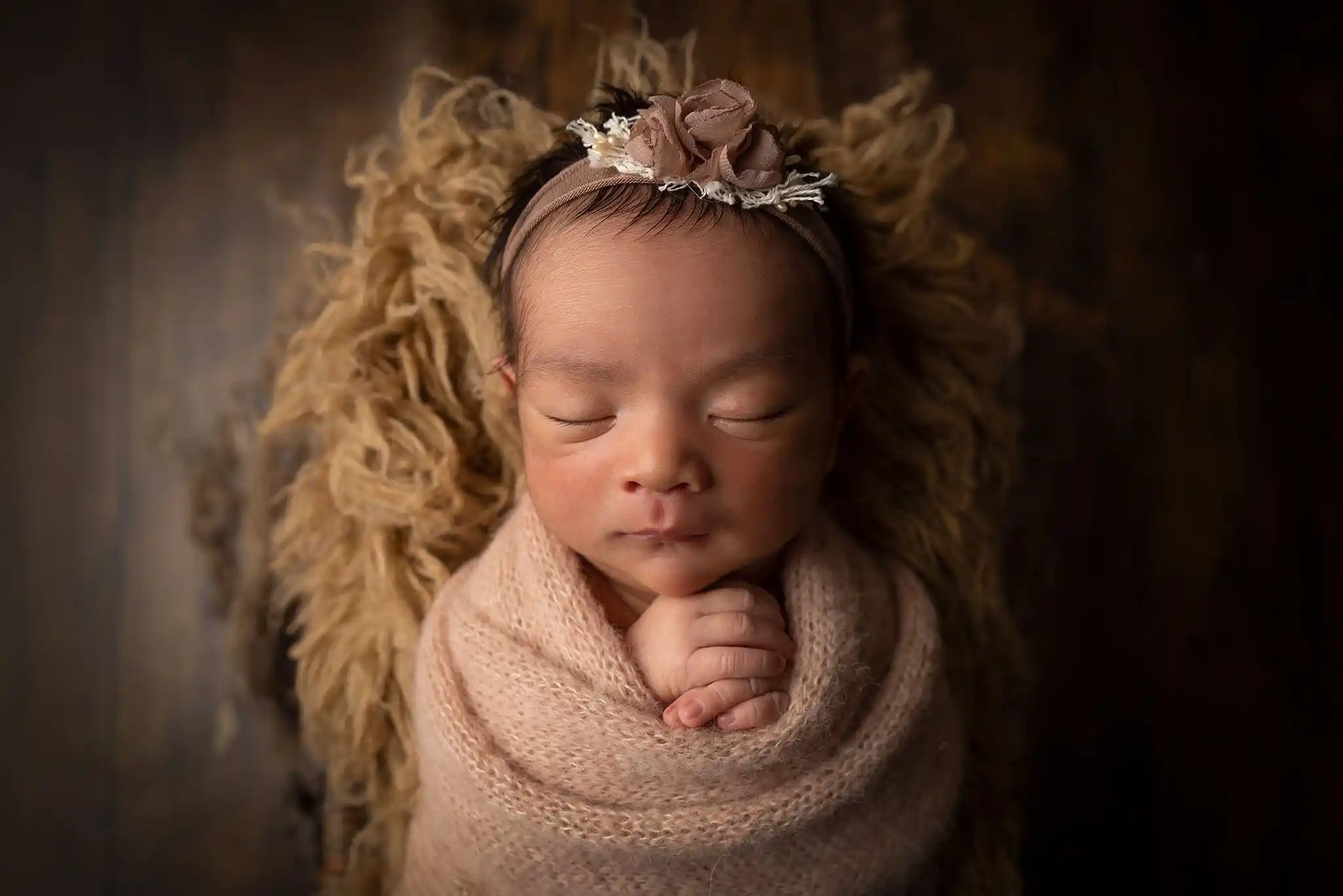 Liten nyfödd flicka ligger i korg.