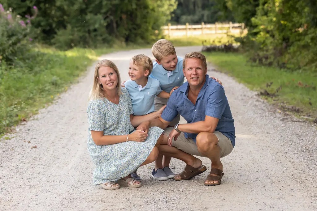 Familjefotograf Malmö tar bilder på barn och föräldrar i Skåne