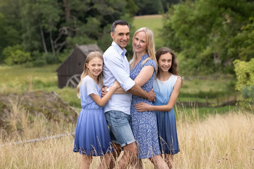 Utomhus familjefoto i Skåne med glada barn och föräldrar