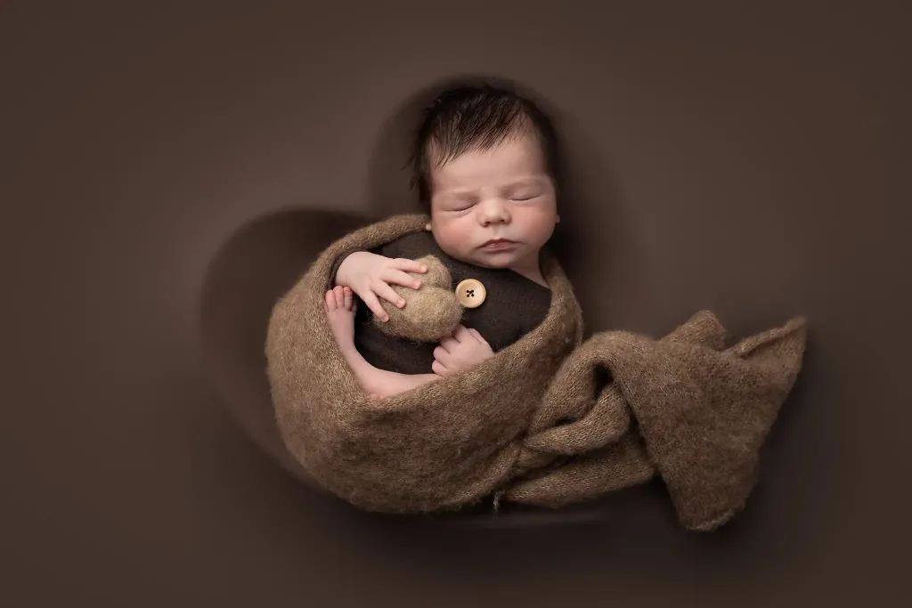 Tidlöst porträtt av nyfödd – nyföddfotograf Lund med personlig stil
