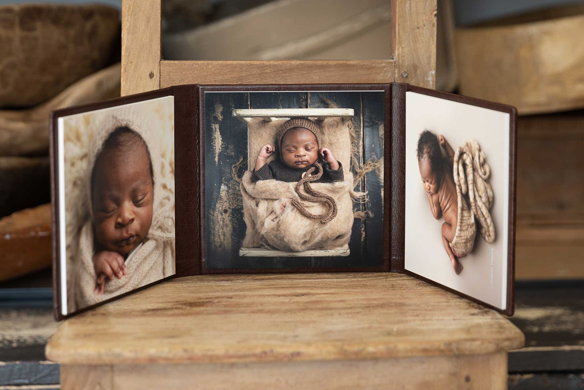 Elegant Triplex-album med babyfoton Detaljer från nyföddfotografering i Lund – små fötter och fingrar