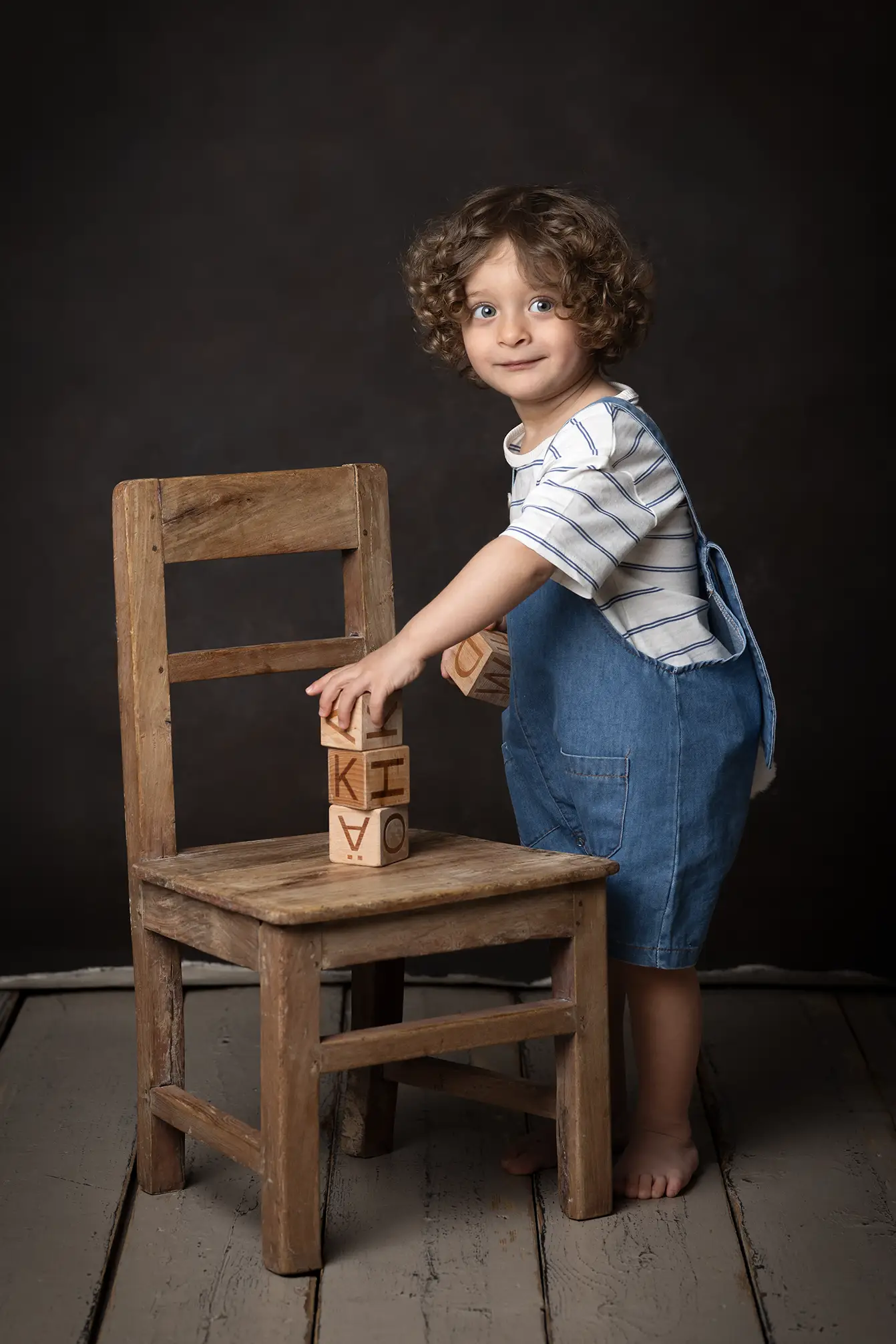 En pojke leker med träklossar i studion En pojke leker med träklossar i studion