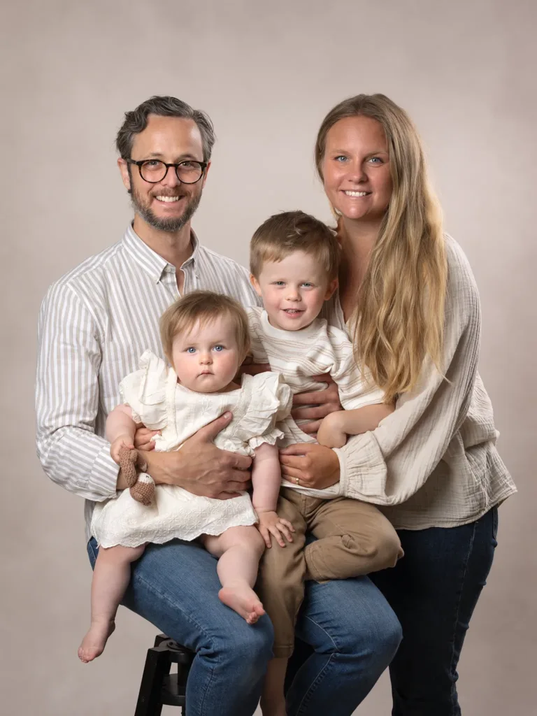 Familjefotografering i studio med harmoniserade toner