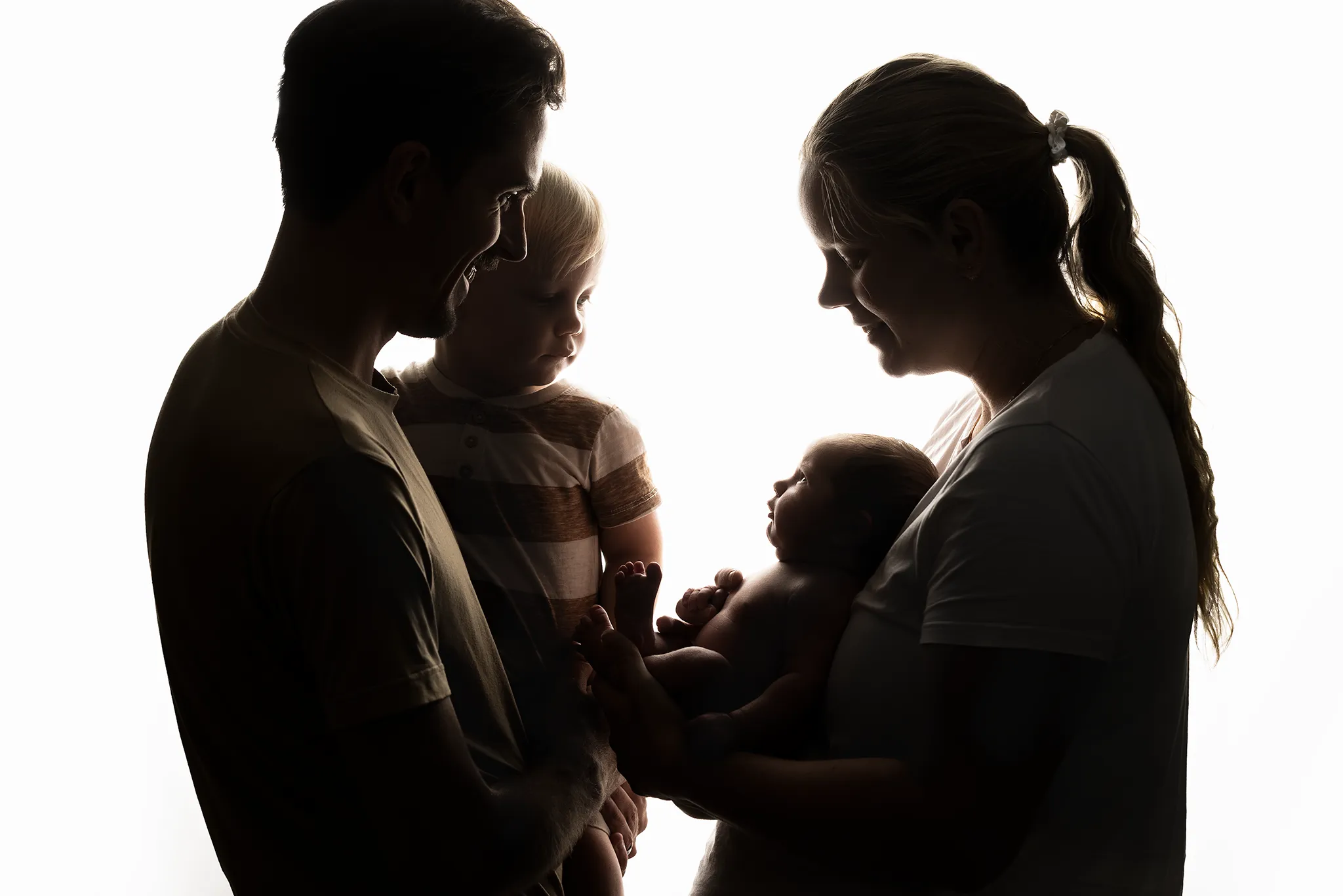 Familjebild med nyfödd baby och syskonet. Familjebild med nyfödd baby och syskonet.