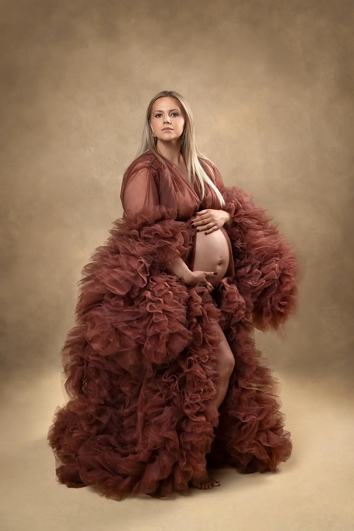 Gravid mamma i vinröd klänning. Gravid mamma i vinröd klänning.