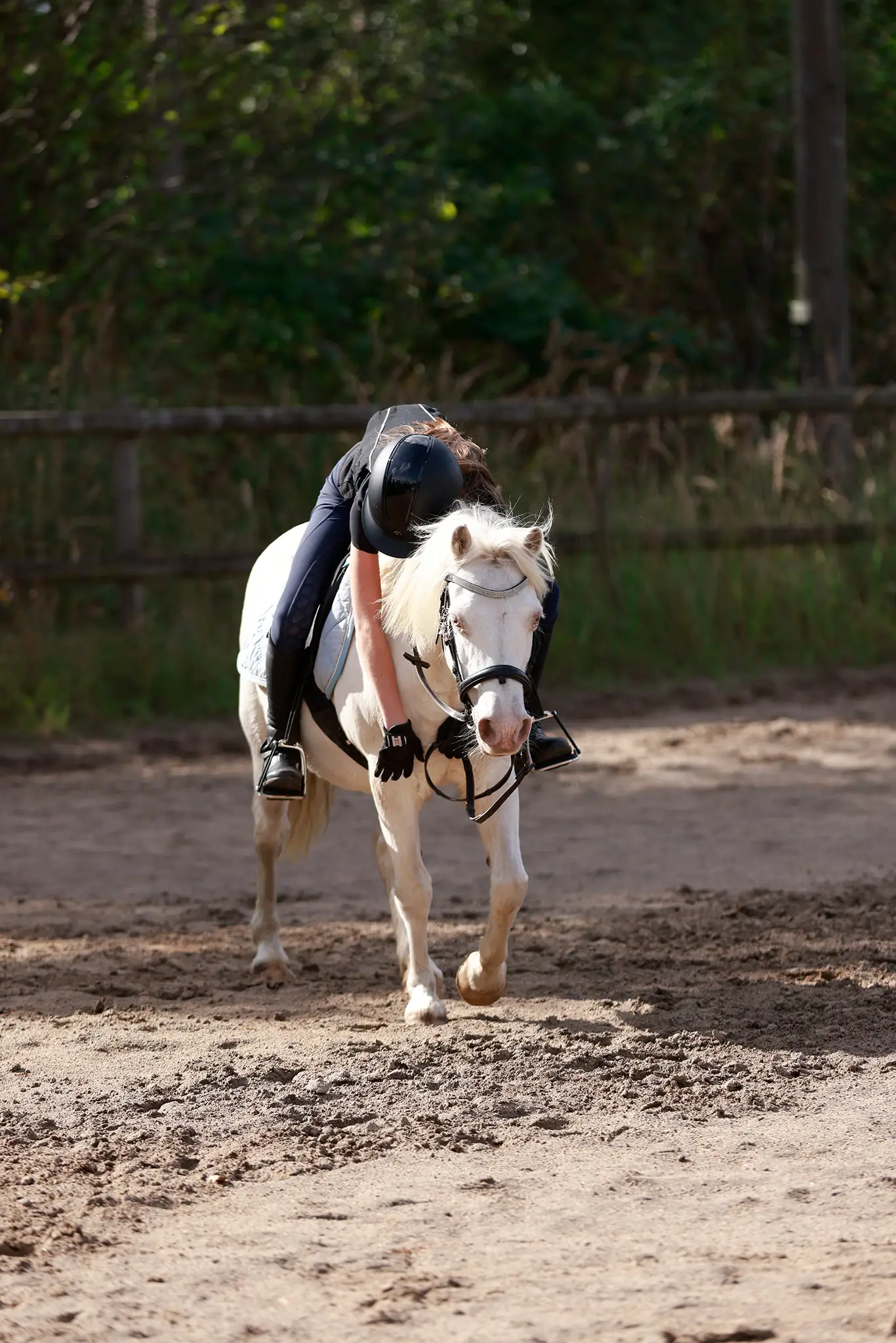 Fotograf Suzanna Ks dotter med ponny i stallet – vardagsliv utanför studion