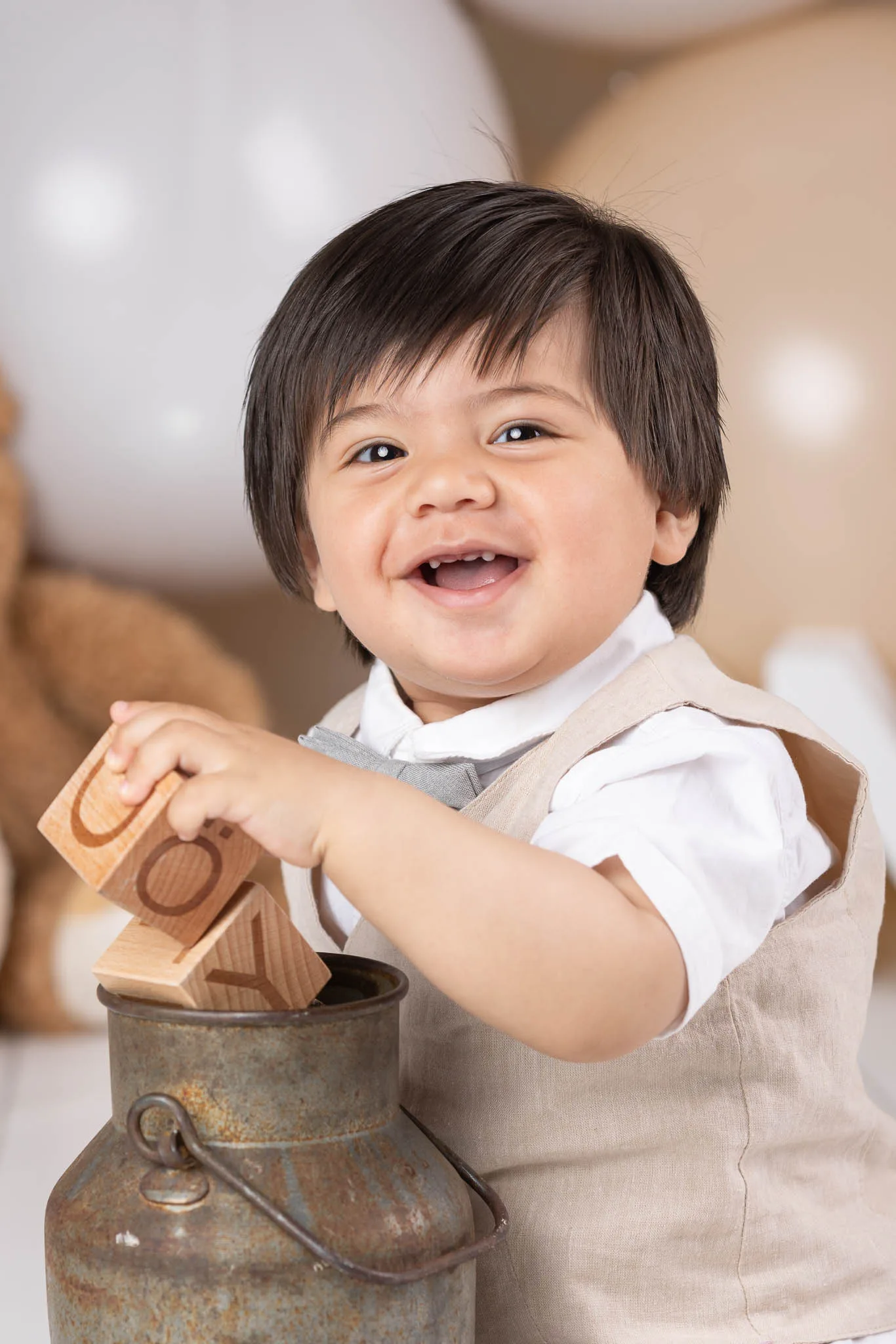 1arsfotografering-lund-pojke-portratt-traklossar 1-årsporträtt i studio i Lund på pojke som leker med träklossar