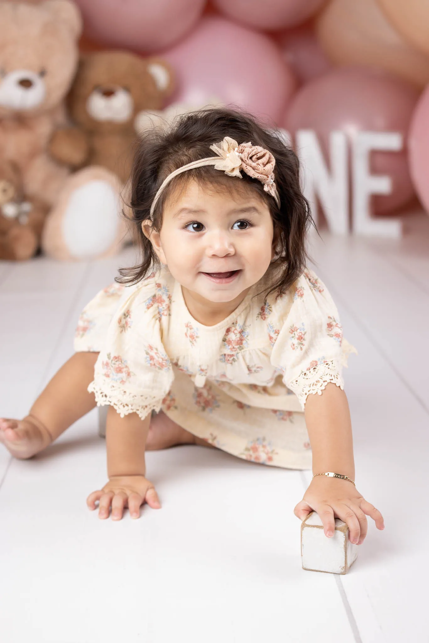 Smash the Cake i Lund med 1-årig flicka Smash the Cake i Lund med 1-åring som skrattar och snart ska leka med tårtan.