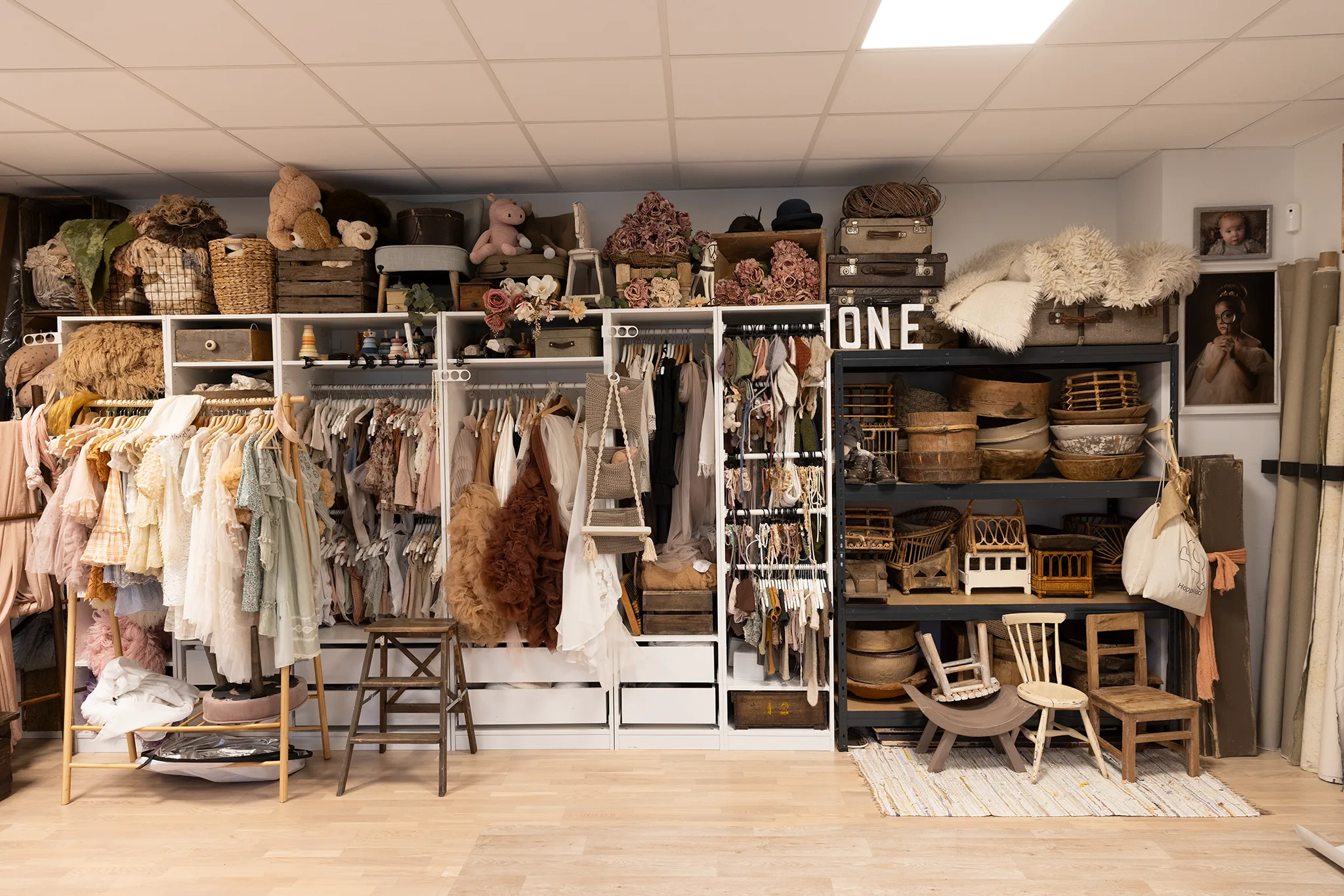 Babyfotografering i Lund: hörn av studio med rekvisita, barnkläder och tavelvägg.