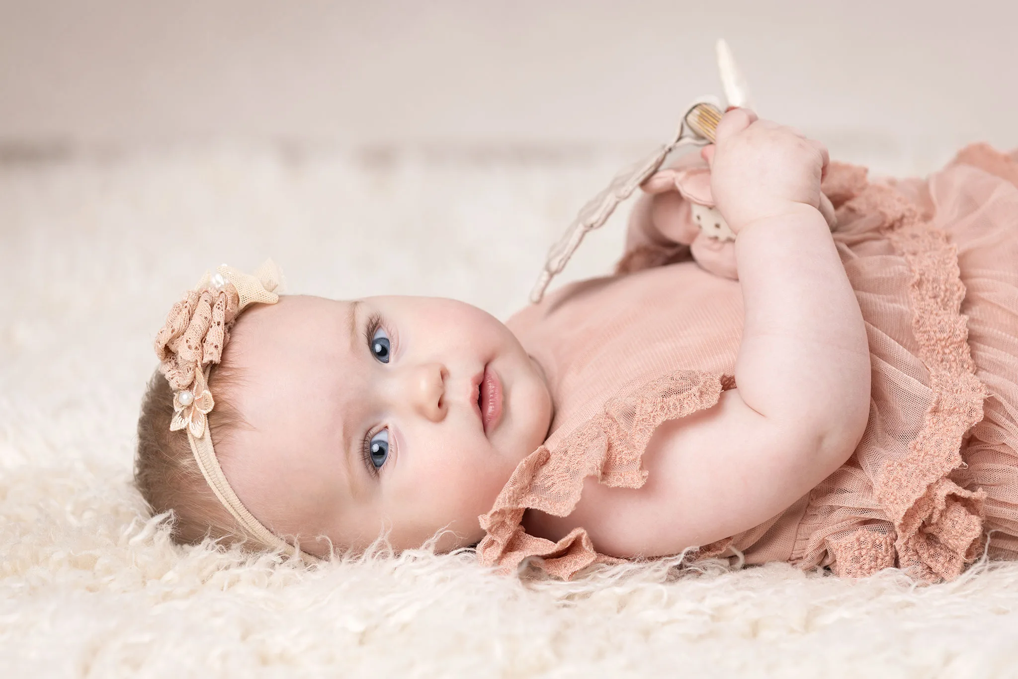 En 6 månaders flicka under hennes Barnets första år fotografering
