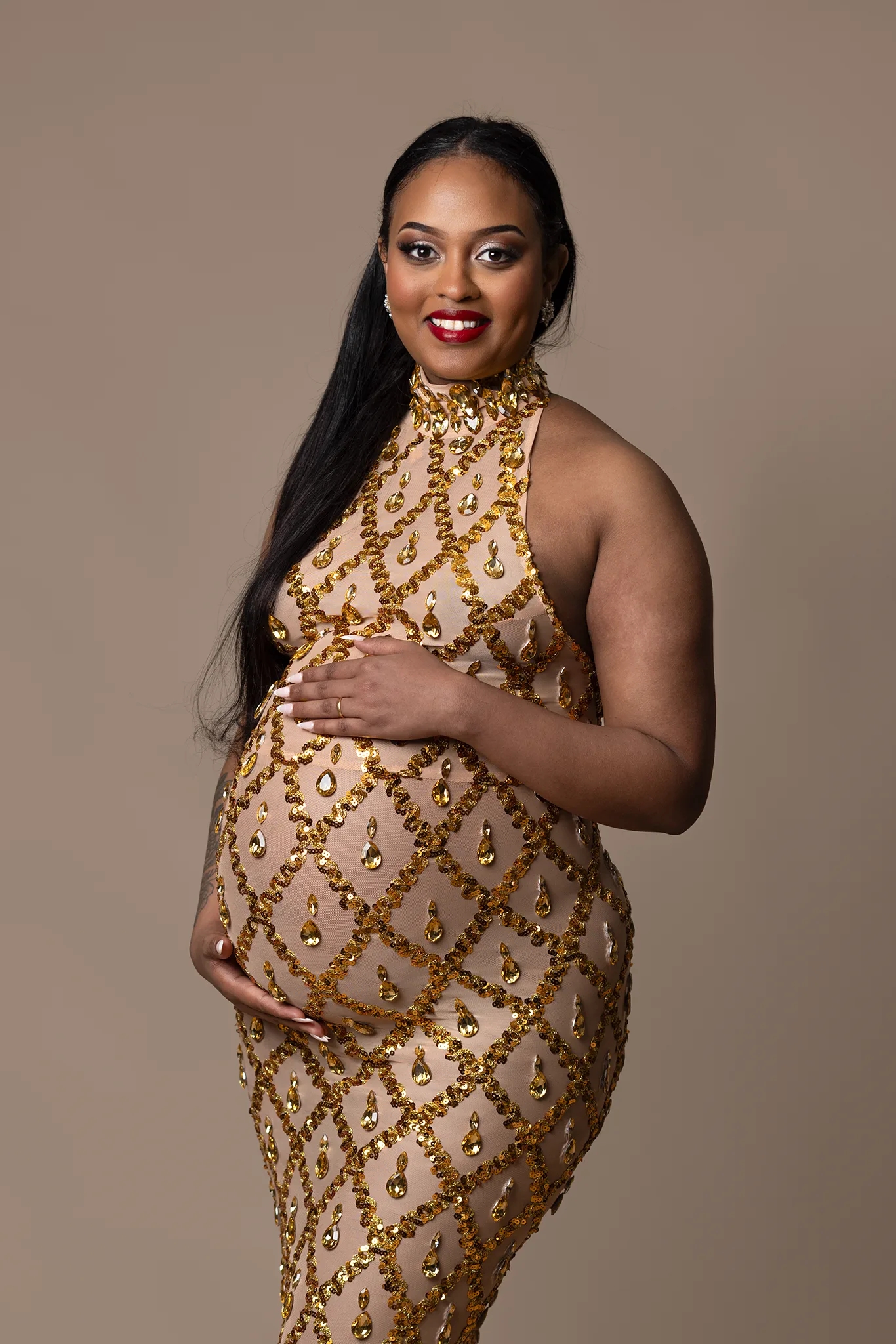 gravidfotografering-lund-glamour-gravidklanning-guldpaljetter