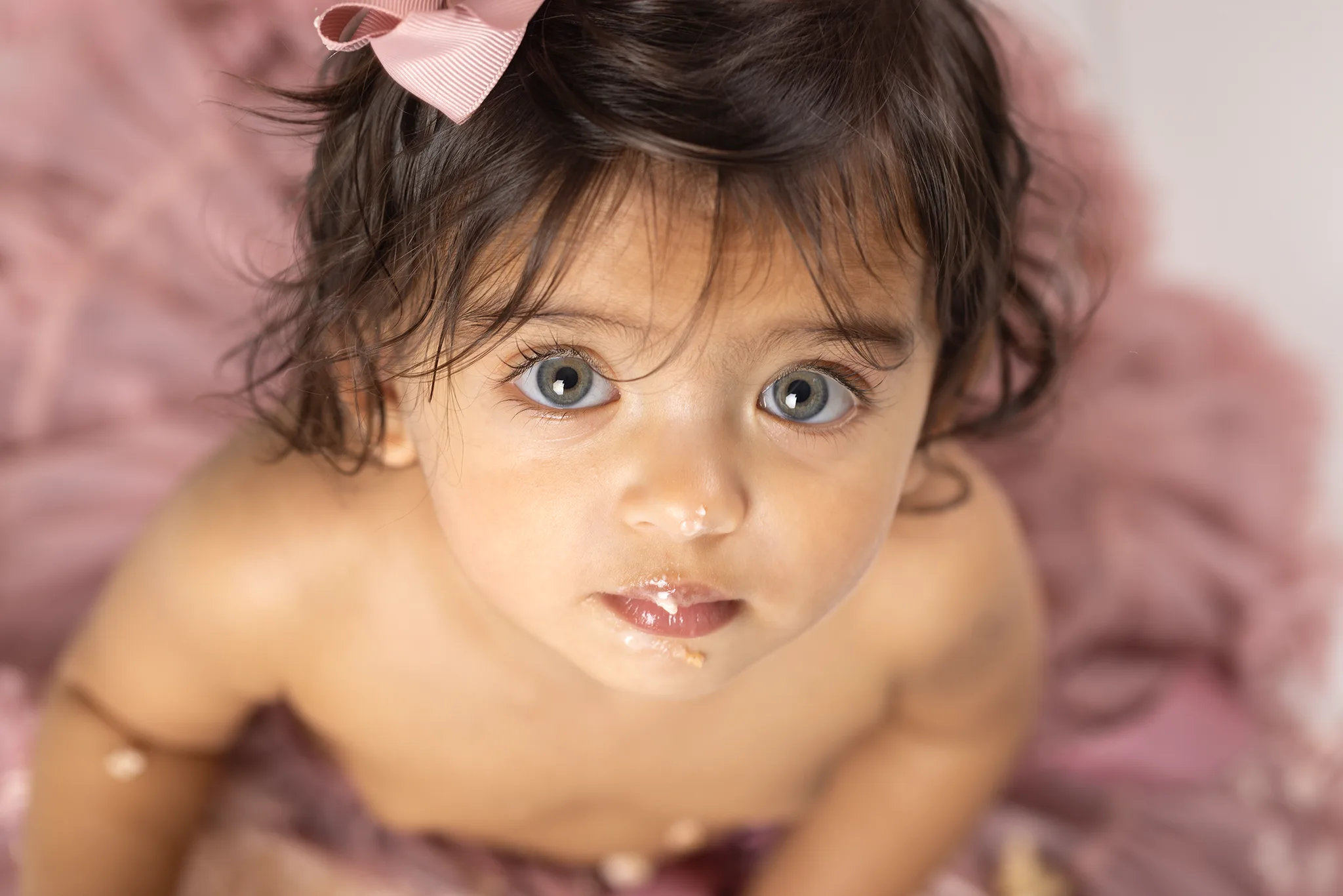 smash-the-cake-fotografering-lund-1-arsbarn-flicka-portratt Smash the Cake-fotografering i Lund med 1-årsbarn i nära porträtt med kladd runt munnen