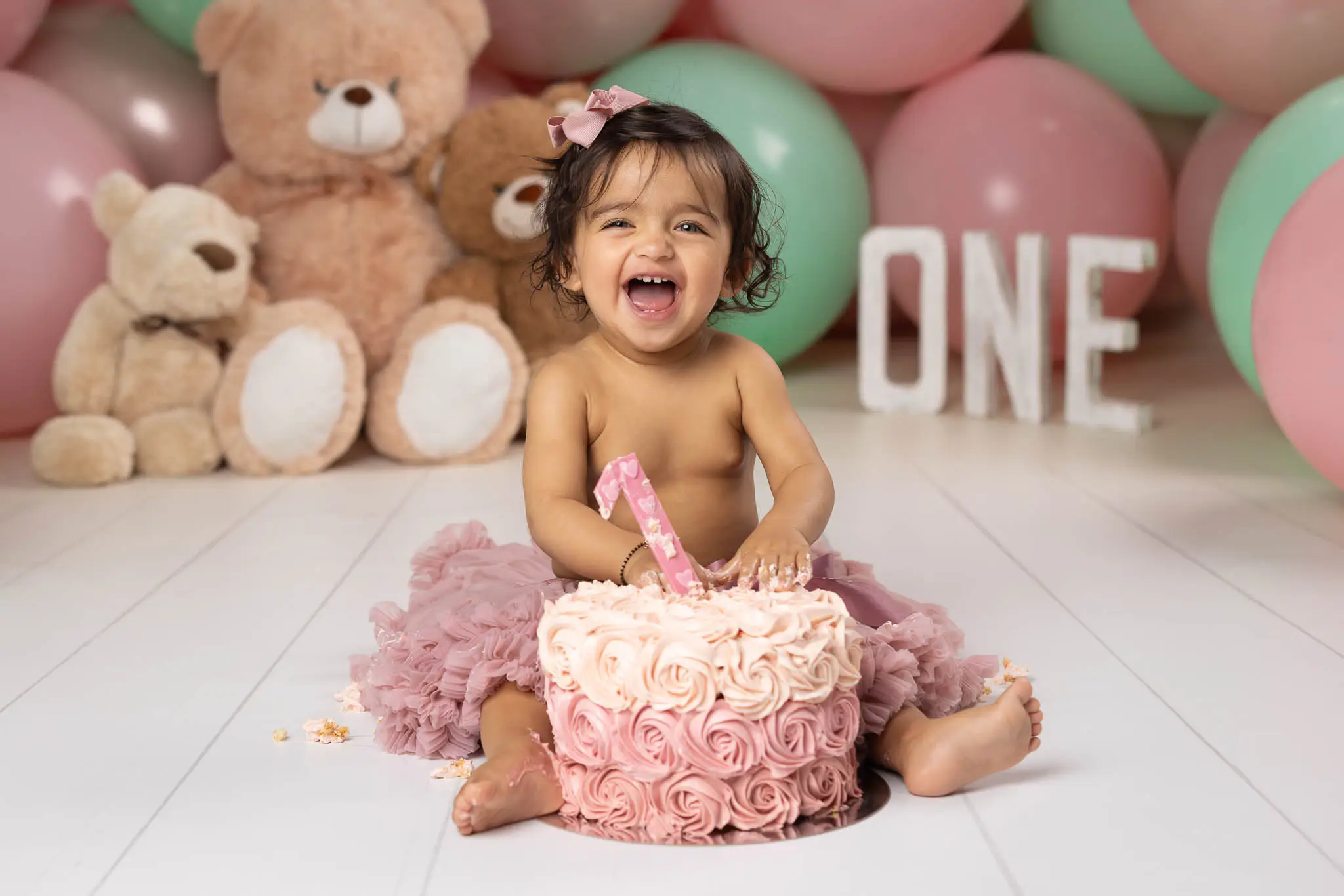 smash-the-cake-fotografering-lund-1-arsbarn-lekfull Smash the Cake-fotografering i Lund med lekfull 1-åring och rosa tårta i studio