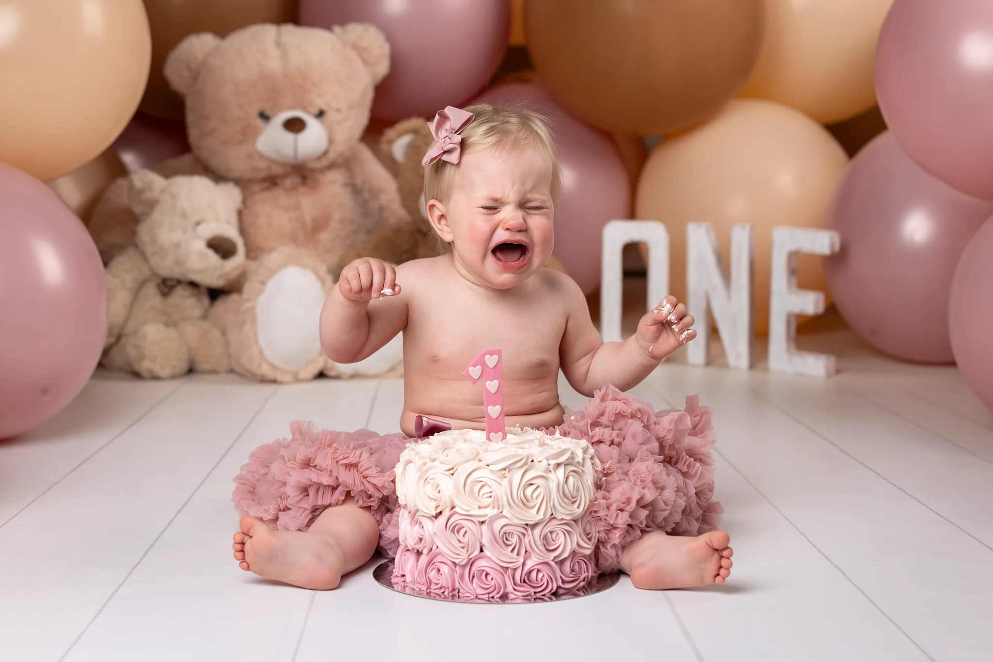 smash-the-cake-fotografering-lund-1-arsbarn-reaktion Smash the Cake-fotografering i Lund med 1-årsbarn som reagerar på tårtan i studio