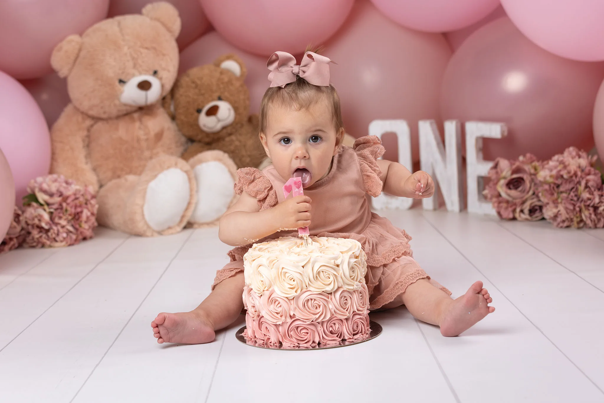 smash-the-cake-fotografering-lund-rosa-tarta-1-arsbarn kopiera Smash the Cake-fotografering i Lund med 1-åring som smakar på tårtan i studio