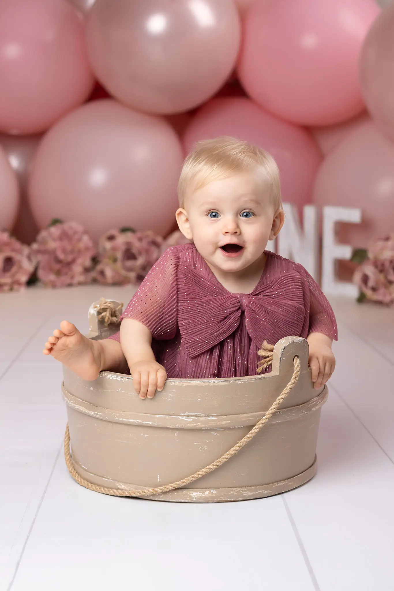 smash-the-cake-lund-1-arsfoto-flicka-portratt Smash the Cake i Lund med 1-åring i studio i mjukt rosa färgtema