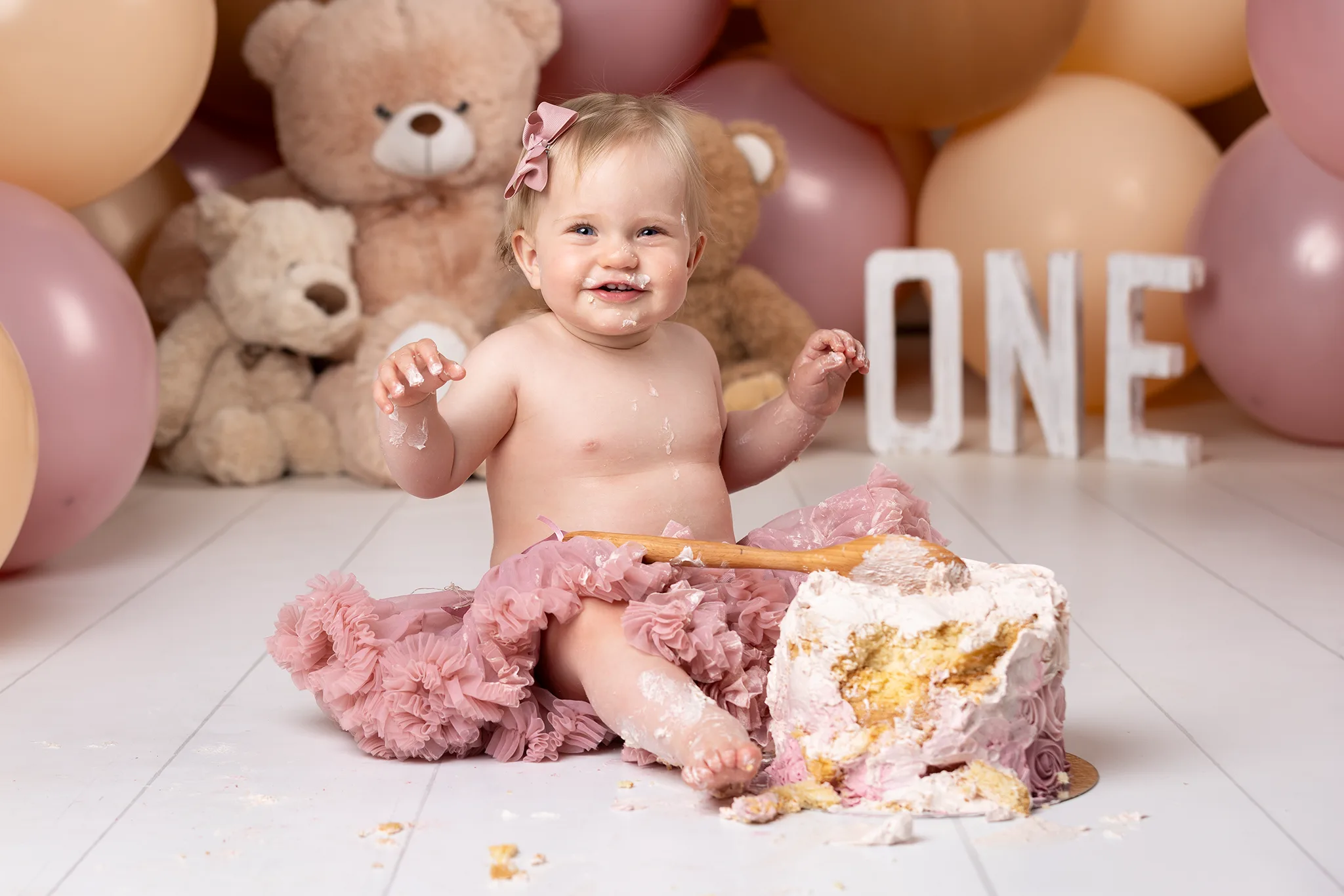 smash-the-cake-lund-1-arsfotografering-glad-barn Smash the Cake i Lund med 1-åring som skrattar och kladdar med tårta