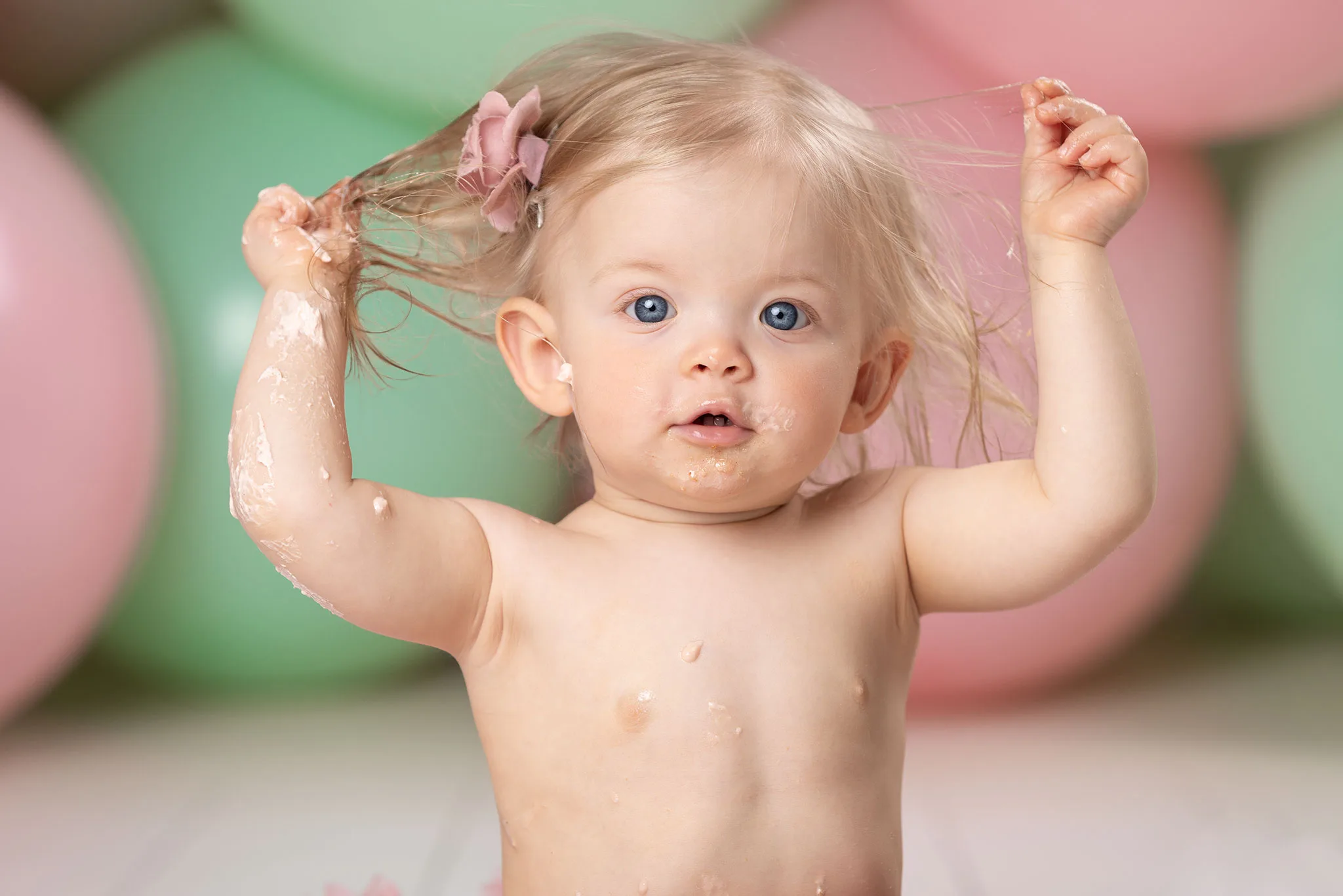 smashthecake-1arsfoto-lund-flicka-uttryck Smash the Cake 1-årsfotografering i Lund med flicka som utforskar och visar personlighet