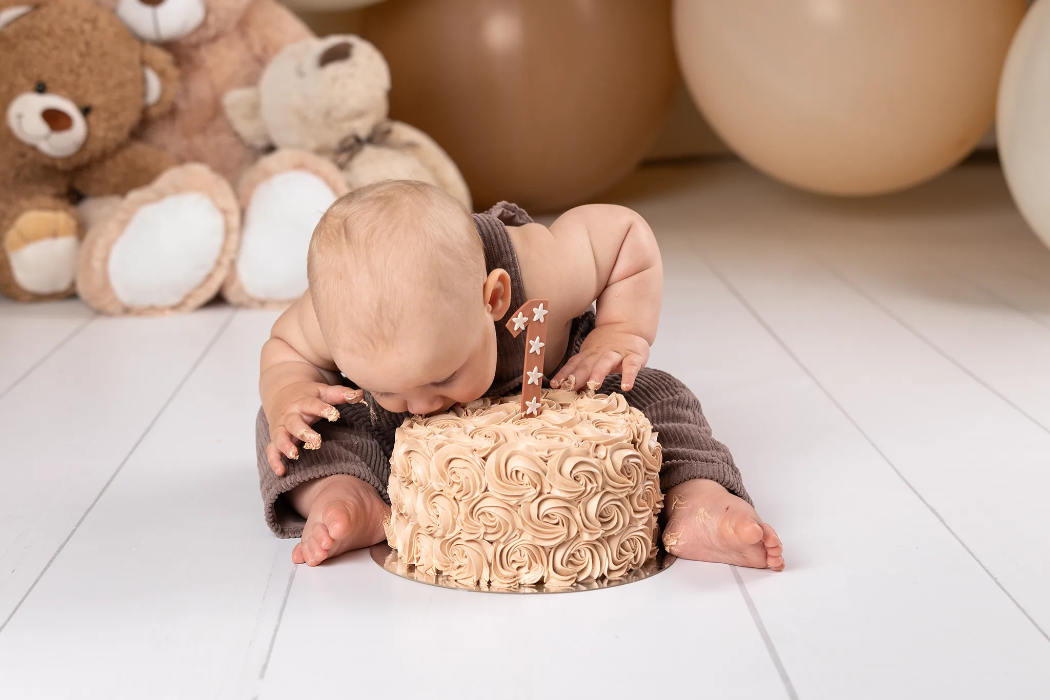 smashthecake-1arsfotografering-lund-bebis-ater-tarta Smash the Cake-fotografering i Lund där en 1-åring sitter och äter sin födelsedagstårta