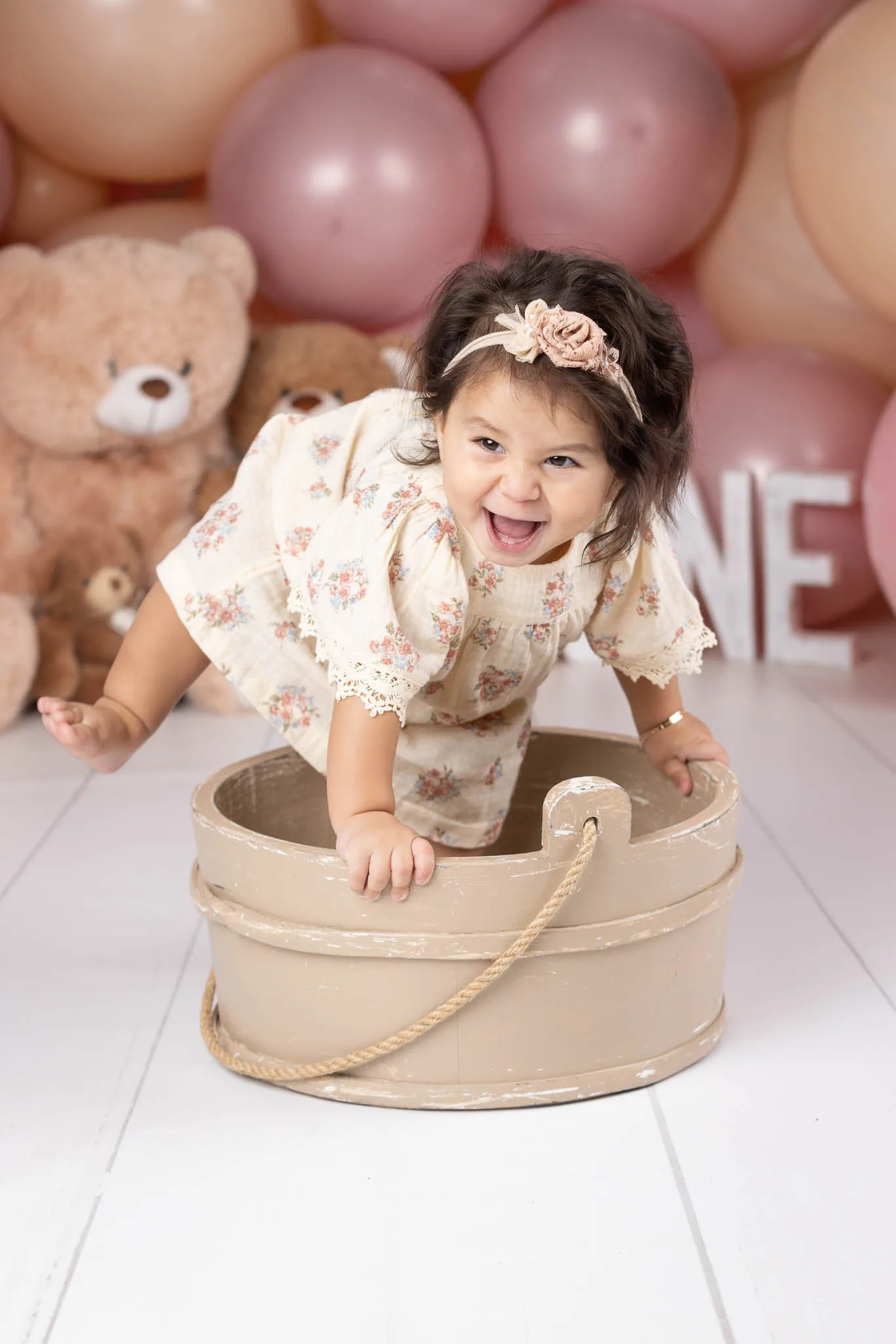 smashthecake-1arsfotografering-lund-flicka-balja Smash the Cake fotografering i Lund med lekfull 1-årig flicka som skrattar i träbalja