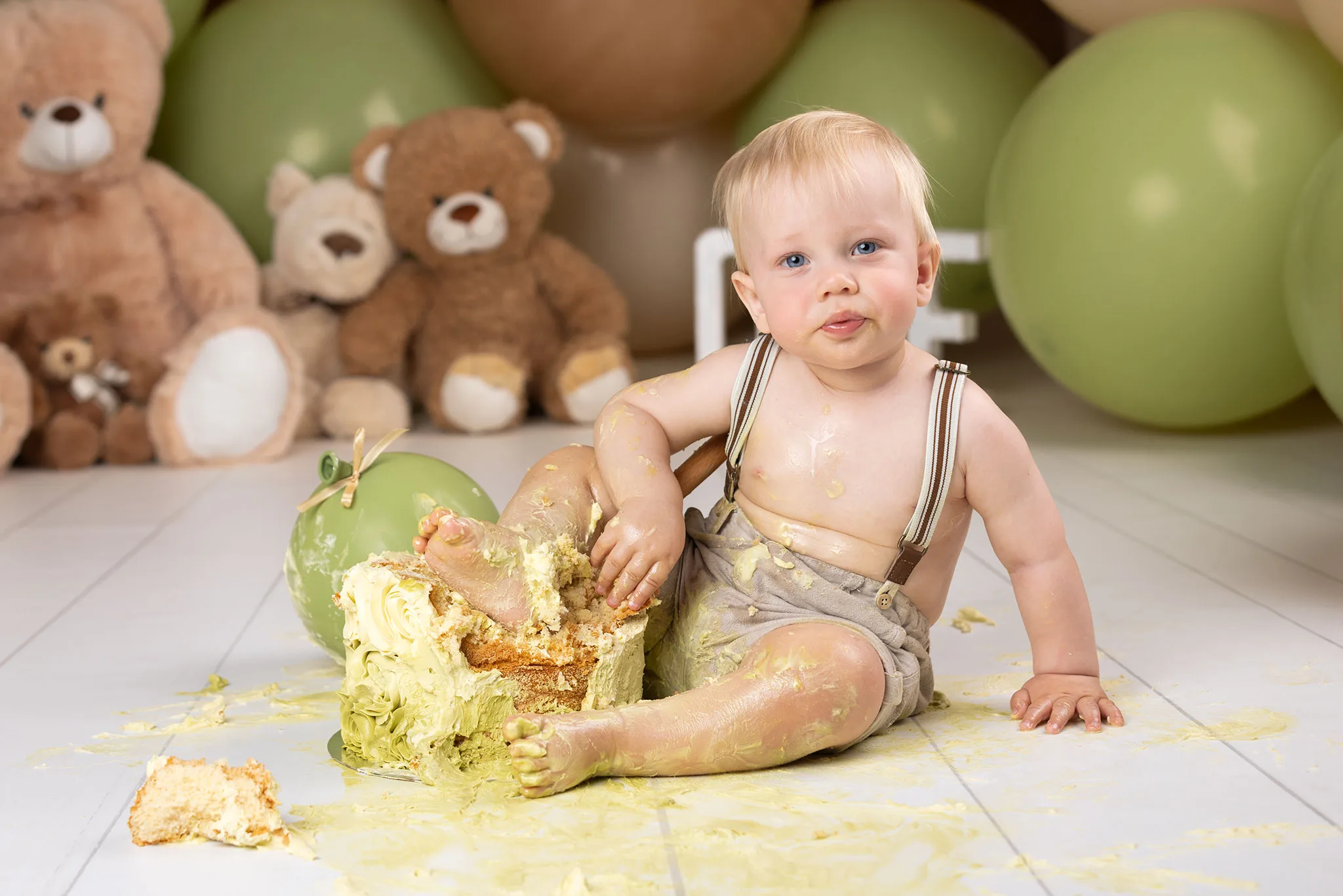 smashthecake-lund-pojke-gron-tarta-1arsfoto Smash the Cake i Lund med 1-årig pojke som kladdar med grön tårta i studio