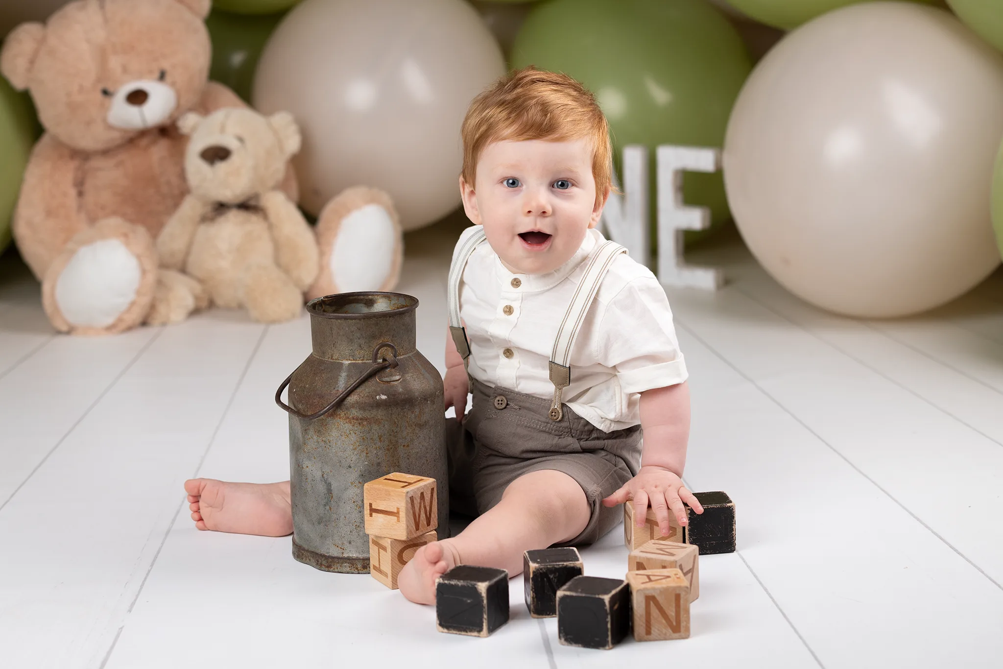 smashthecakeoliv latte Pojke leker med klossar med olive och latte ballonger.