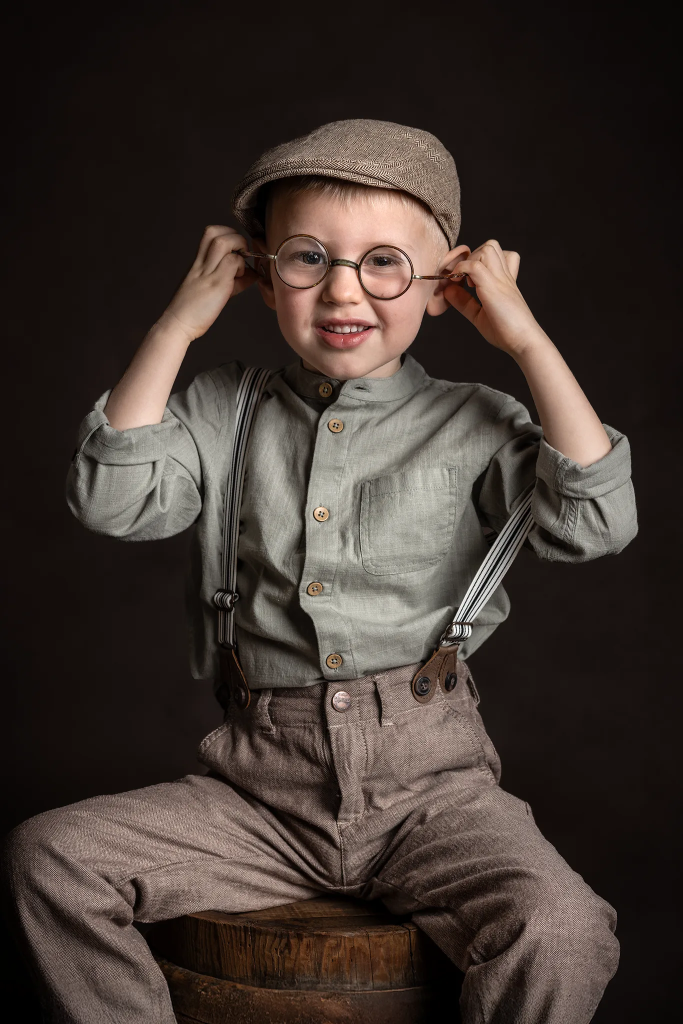 Kreativt barnporträtt av pojke i studio vid barnfotografering i Lund