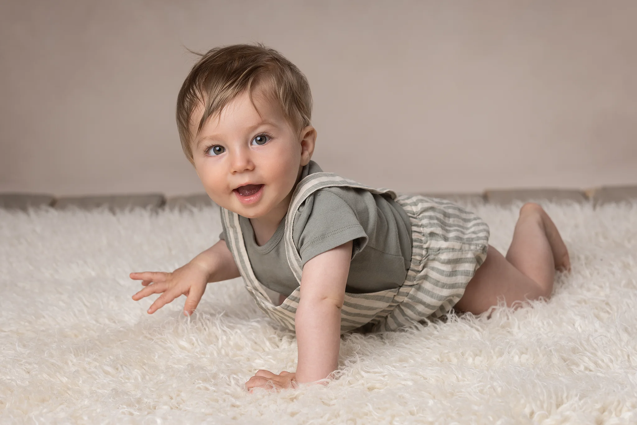 babyfotograf-lund-krypande-baby Krypande baby under en babyfotografering i studio i Lund.