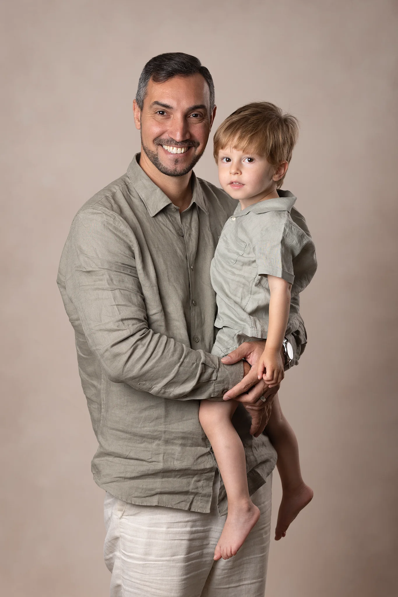 barnfotograf-lund-pappa-och-son Pappa håller sin son under en familjefotografering hos Fotograf Suzanna K i Lund.