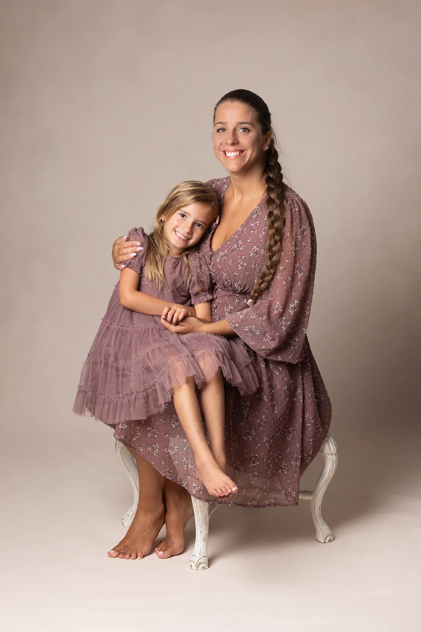 familjefotograf-lund-mamma-och-dotter-studioportratt Mamma sitter med sin dotter i famnen under en familjefotografering i studio hos Fotograf Suzanna K i Lund.
