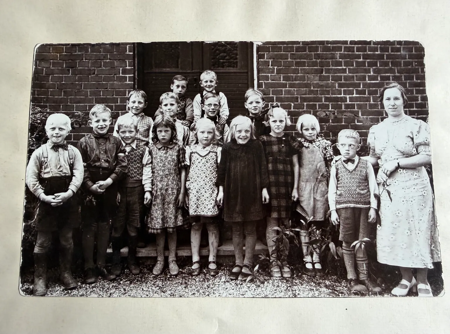 Gammalt svartvitt skolfoto med min mormor Gunvor bland elever och lärare, inspiration till ett kreativt porträtt av Filippa.