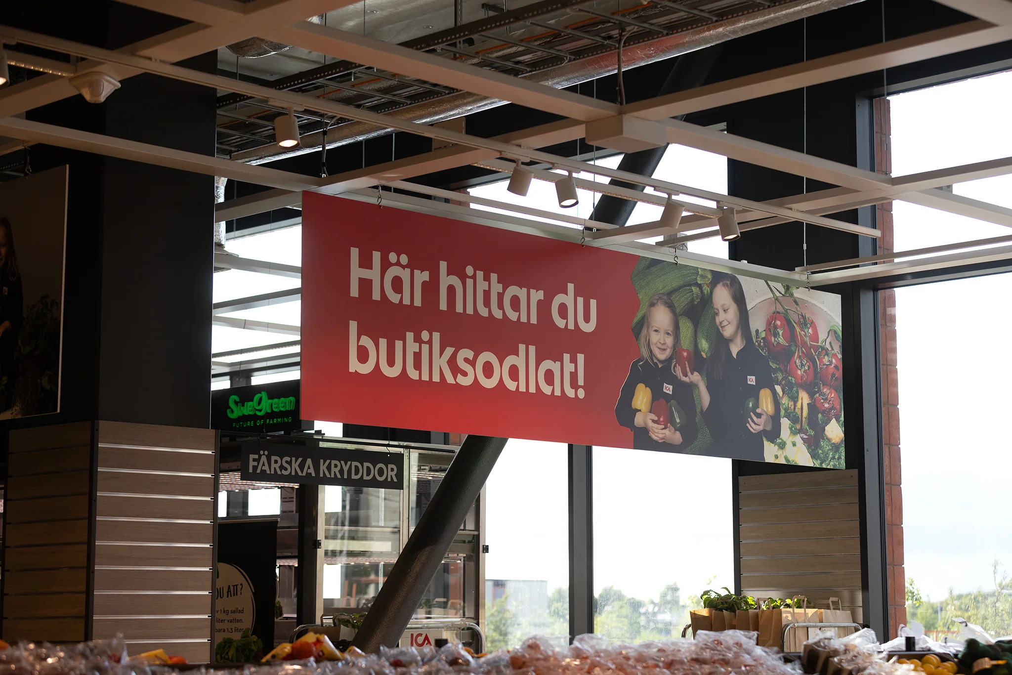 Butiksskylt med fotograferade barn på ICA Kvantum Brunnshög