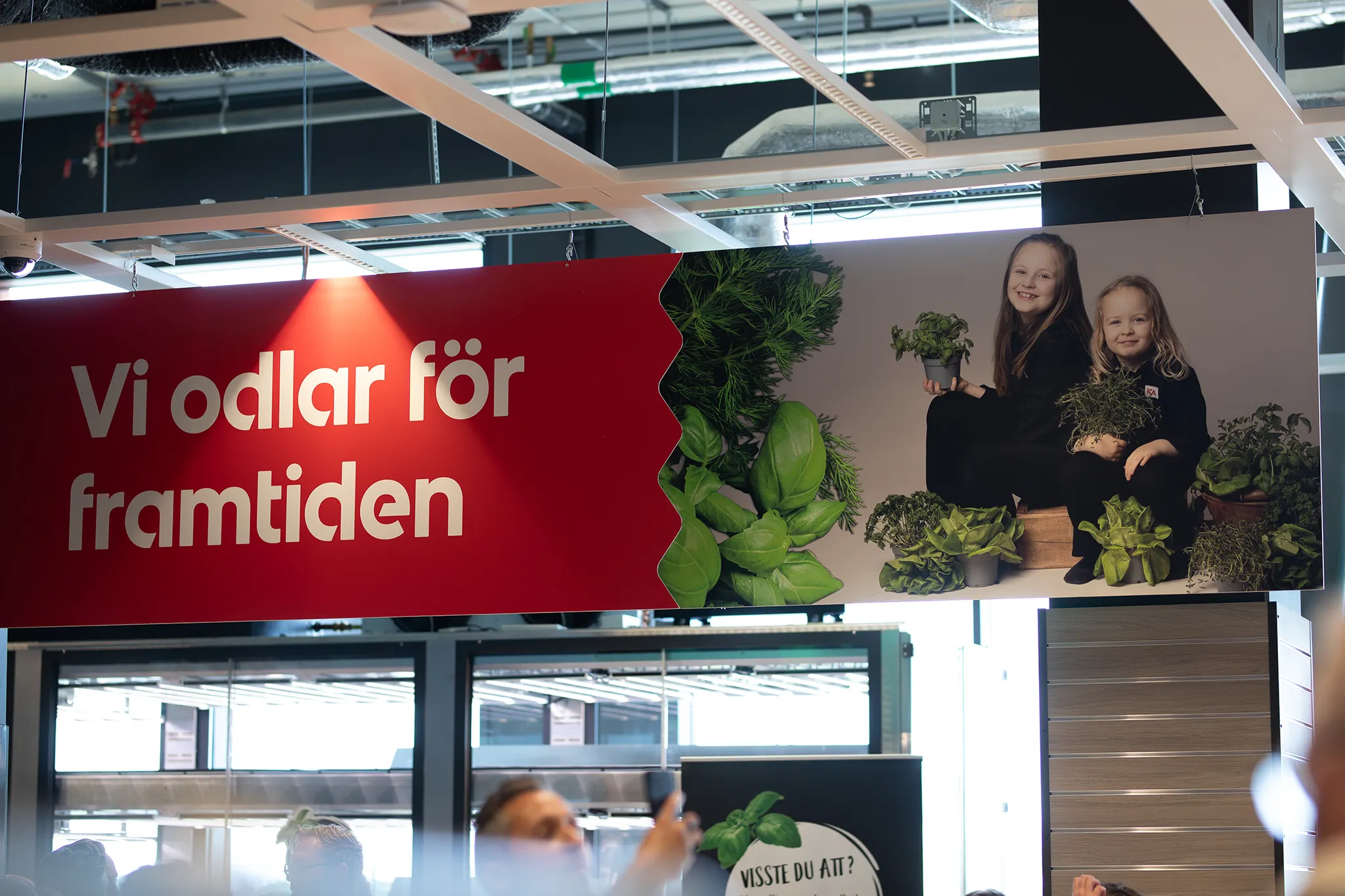 Butiksskylt med fotograferade barn på ICA Kvantum Brunnshög