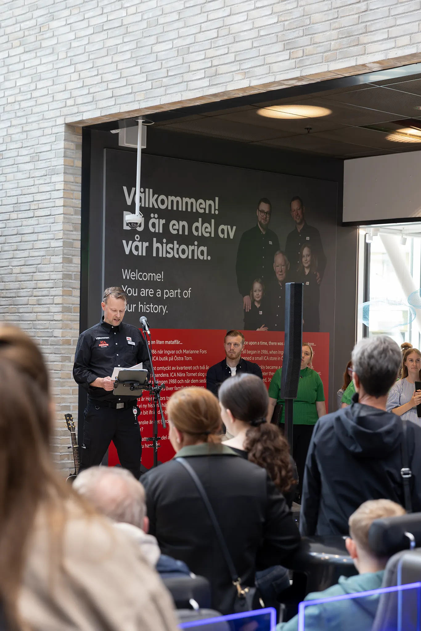 Grupporträtt uppsatt på väggen i ICA Kvantum Brunnshög