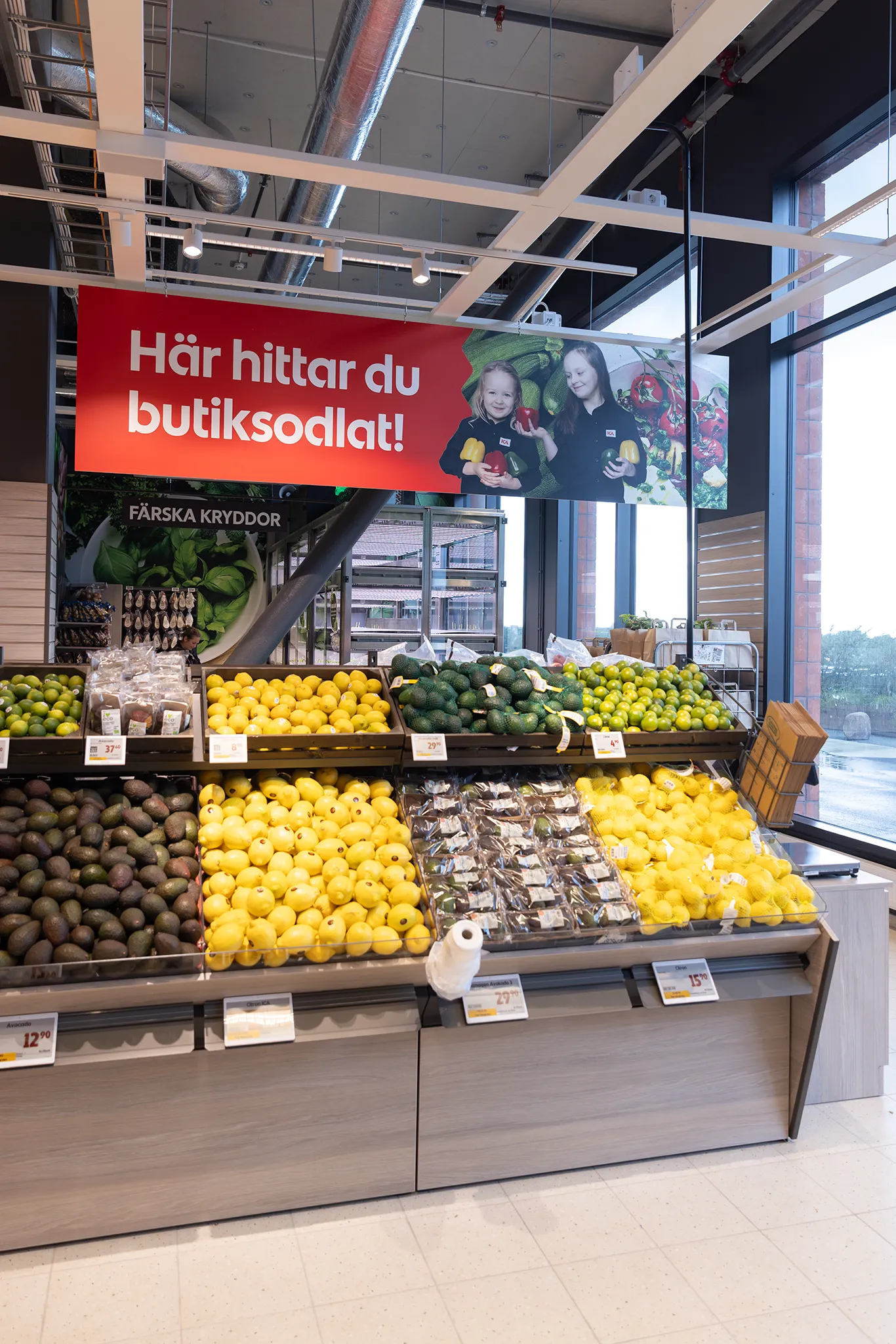 Fotograferade barn på butiksskylt i ICA Kvantum Brunnshög