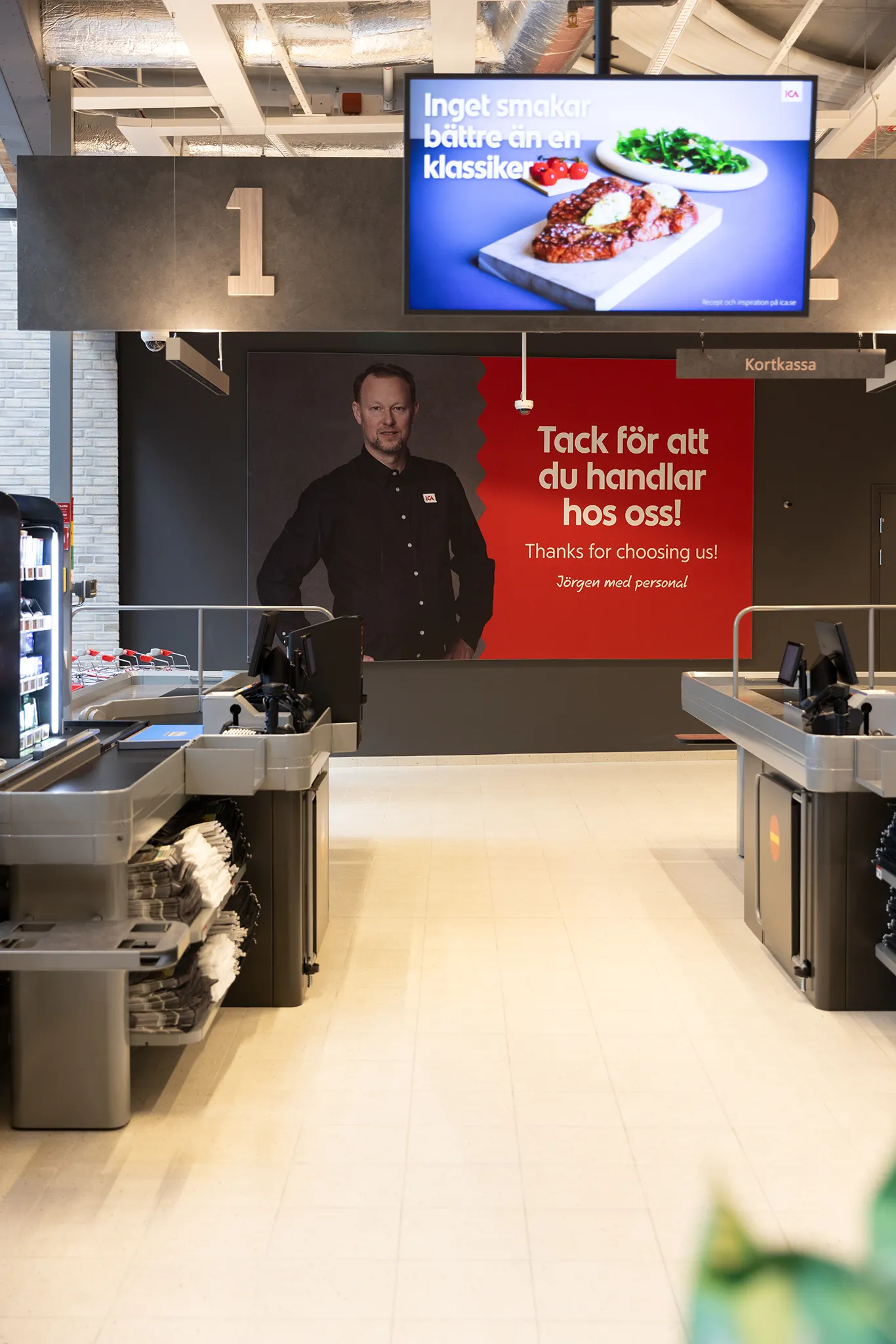 Företagsporträtt på väggen vid kassorna i ICA Kvantum Brunnshög