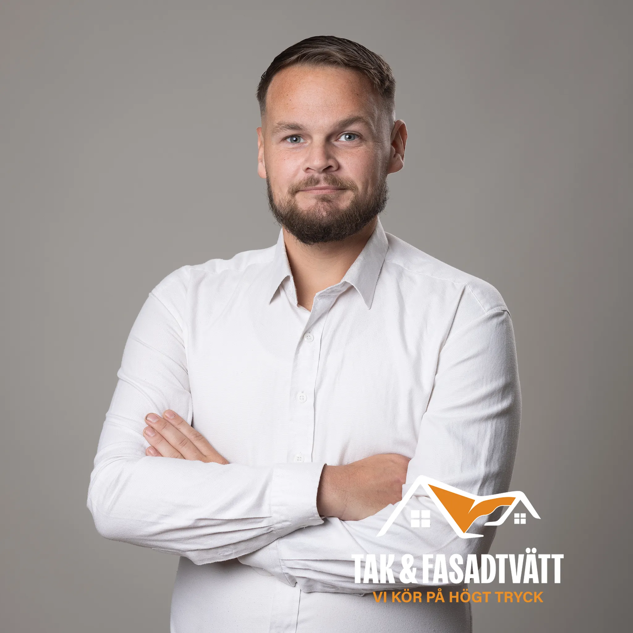 Företagsporträtt av medarbetare på Tak & Fasadtvätt i studio i Lund