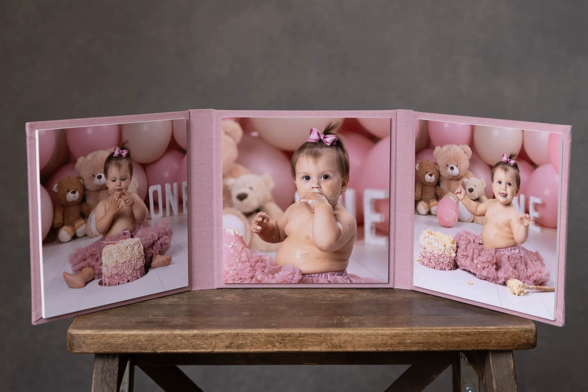 Rosa triplex-album med tre bilder från en Smash the Cake-fotografering