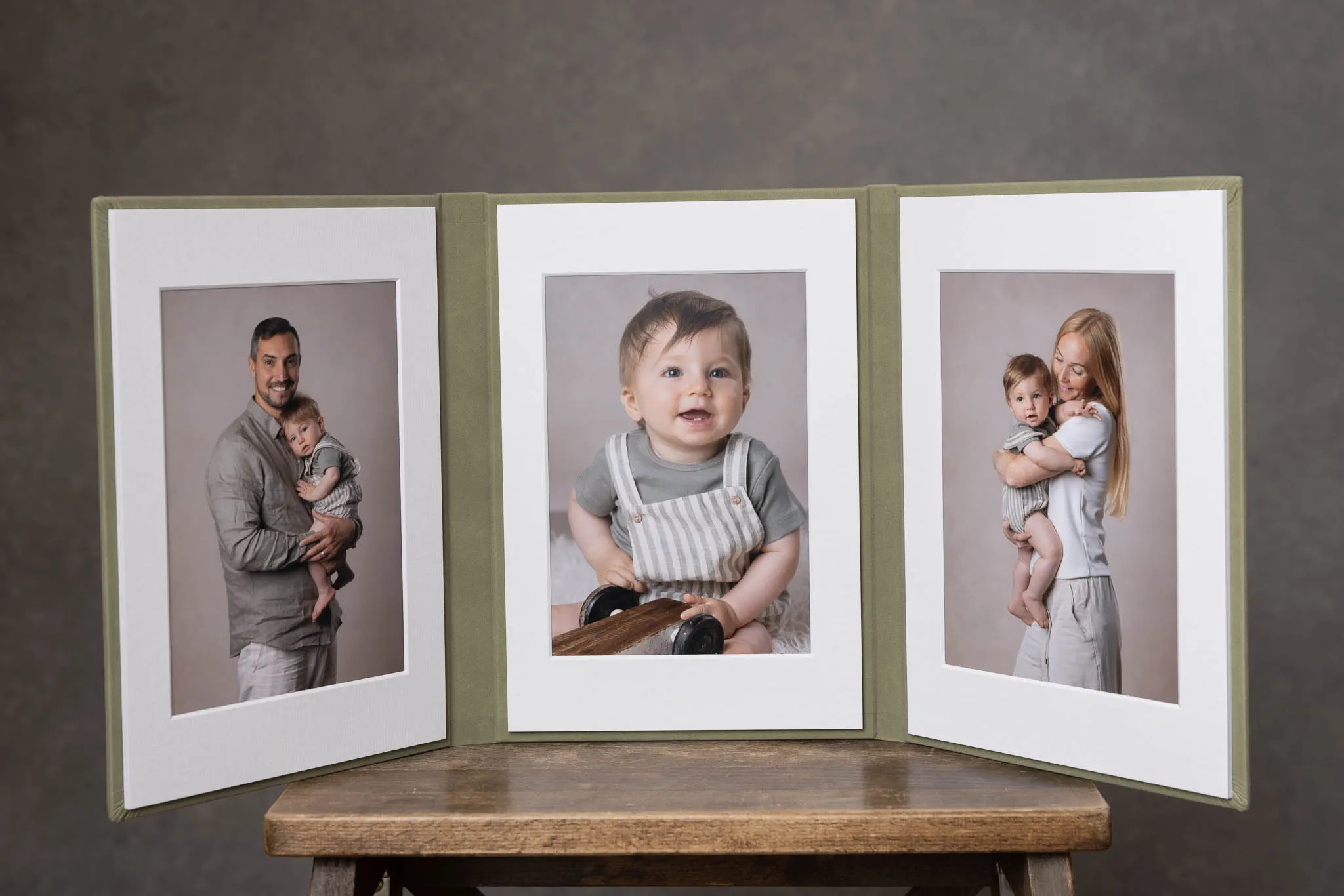 Grönt triplexalbum med passepartout och tre bilder från en familjefotografering